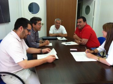 Tertulia sobre "La cápsula del tiempo:la aventura de construir el futuro", con los ganadores del concurso de la ONCE.