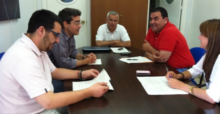 Tertulia sobre "La cápsula del tiempo:la aventura de construir el futuro", con los ganadores del concurso de la ONCE.