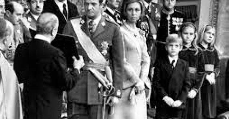 La abdicación del rey Juan Carlos I, vista por las mujeres de Casares Costa