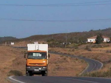El presidente de Diputación se compromete a matricular la carretera de Los Pedregales