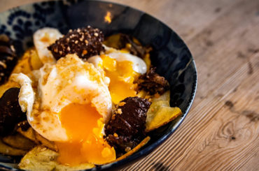 Cocina de Verano | Huevos rotos con morcilla de chivo