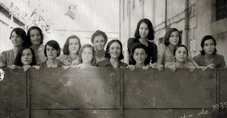 Código F | Las 13 Rosas