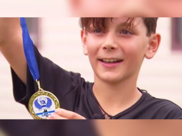 Noticias Curiosas | Niño gana maratón por equivocación