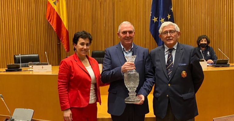 El Congreso de los Diputados recibe el Trofeo de la Solheim Cup 2023 que se celebrará en Casares