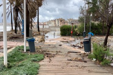 El temporal vuelve a provocar destrozos en el litoral de Casares