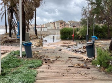 El temporal vuelve a provocar destrozos en el litoral de Casares