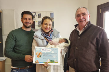 Casares da la bienvenida a los recién nacidos con Don Dimas