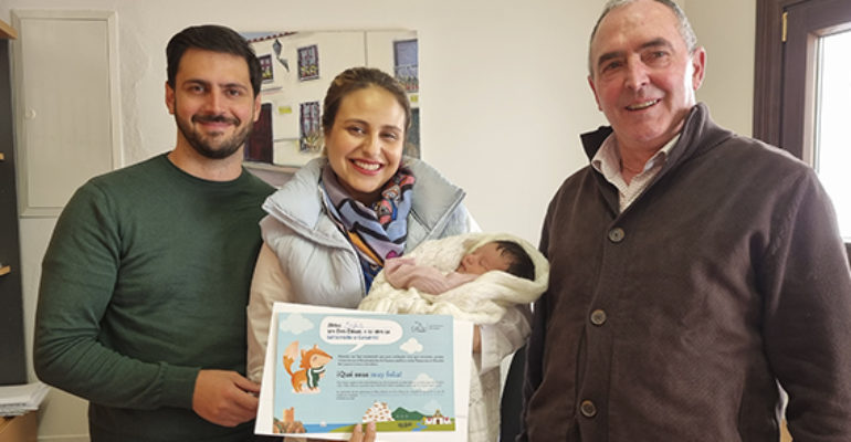 Casares da la bienvenida a los recién nacidos con Don Dimas