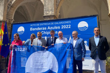 Casares recibe la Bandera Azul que volverá a ondear este verano en Playa Ancha
