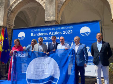 Casares recibe la Bandera Azul que volverá a ondear este verano en Playa Ancha