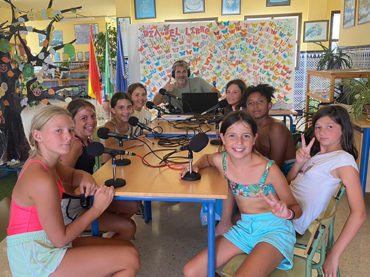Radio Casares emite un taller radiofónico en directo desde la Escuela de Verano del Blas Infante