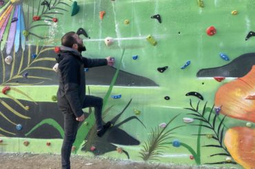 <strong>Comienzan las clases de escalada en el nuevo rocódromo de Casares con más de 30 alumnos inscritos</strong>