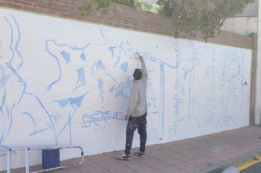 <strong>Casares rendirá homenaje a las personas mayores y a la costumbre de salir al fresco con un mural pintado por Sake Ink</strong>