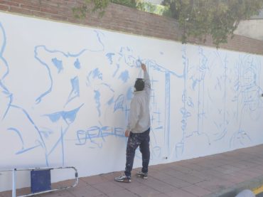 <strong>Casares rendirá homenaje a las personas mayores y a la costumbre de salir al fresco con un mural pintado por Sake Ink</strong>