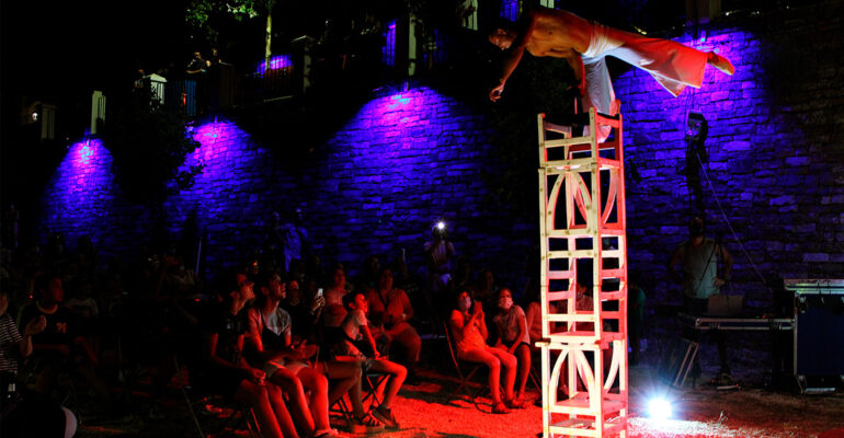 <strong>Cirkorama trae esta tarde a Casares el espectáculo ‘Circo y humor a la fresca’ de la compañía Rolabola</strong>