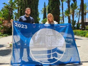 <strong>Casares recibe la Bandera Azul que ondeará este verano en Playa Ancha</strong>
