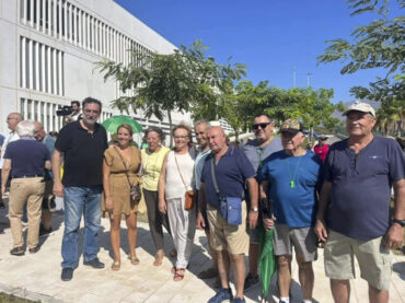 <strong>Casares se suma a concentración contra el cierre de los quirófanos en el Hospital de Estepona</strong>