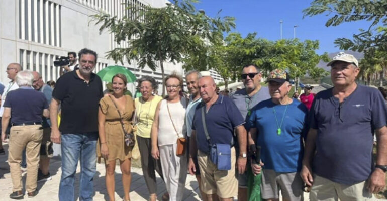 <strong>Casares se suma a concentración contra el cierre de los quirófanos en el Hospital de Estepona</strong>
