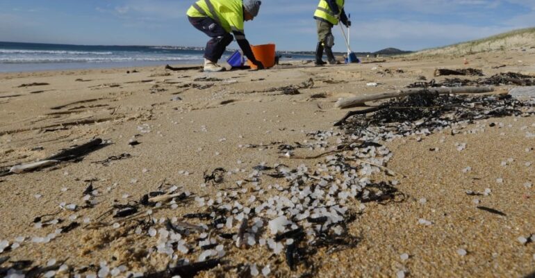 Tierra | Pellets en la costa gallega