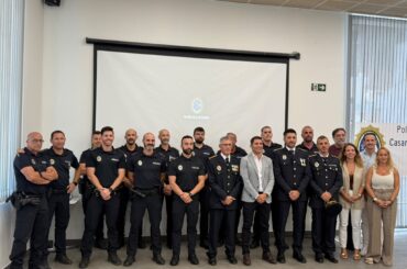 Casares reconoce la trayectoria y el trabajo de sus policías locales en la celebración de San Miguel