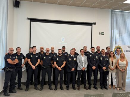 Casares reconoce la trayectoria y el trabajo de sus policías locales en la celebración de San Miguel