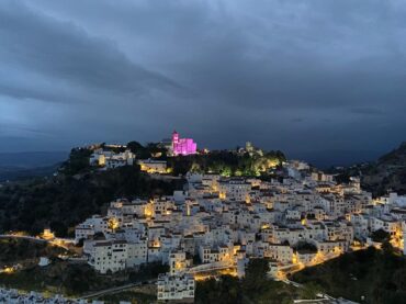 Casares se ilumina para visibilizar el Día Mundial contra el Cáncer de Mama