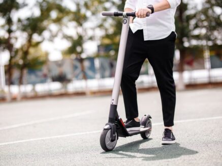Policía Local de Casares informa a los usuarios de patinetes sobre la nueva normativa de circulación